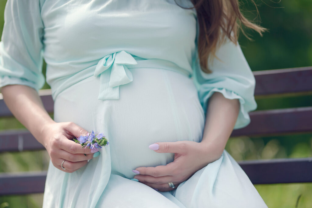 【妊婦さん向け】結婚式にお呼ばれした！気を付けるべき点と服装について